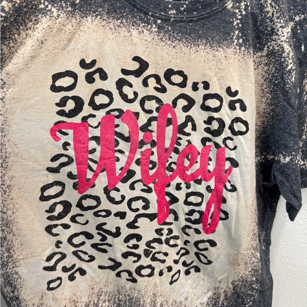 Women’s Wifey Leopard Print T-Shirt - Black and Pink size L - Picture 2 of 4